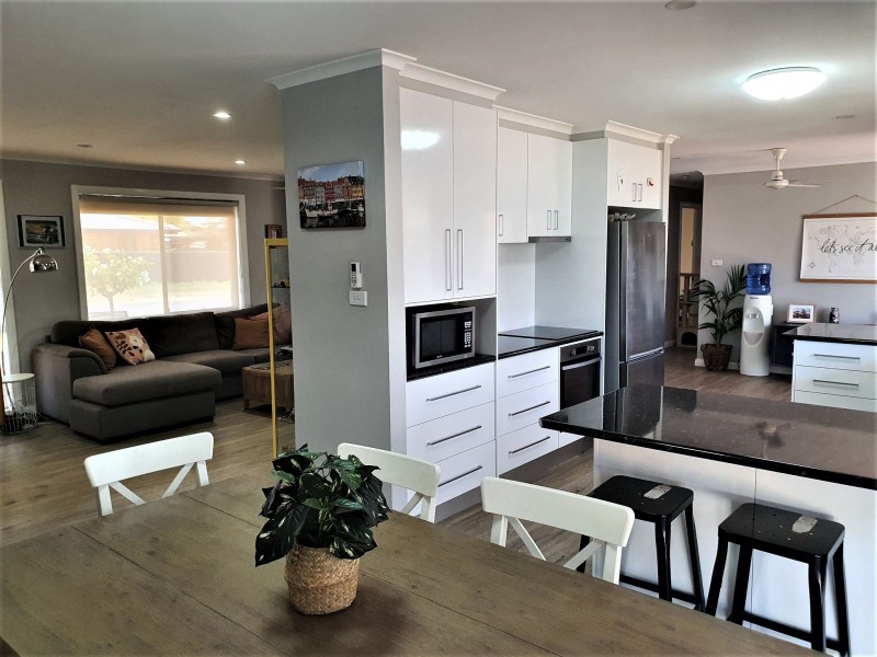 2 Friendship Place, Parkes NSW 2870