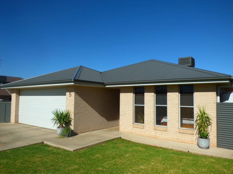 5 Mossgiel Close, Parkes NSW 2870