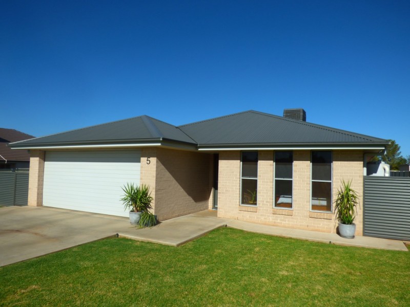 5 Mossgiel Close, Parkes NSW 2870