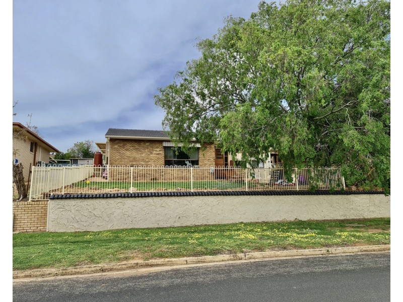 73 East Street, Parkes NSW 2870