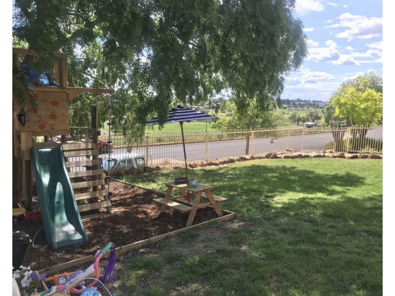 73 East Street, Parkes NSW 2870