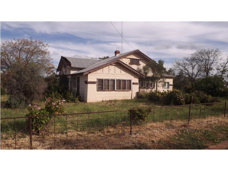 8 Station Street, Condobolin NSW 2877