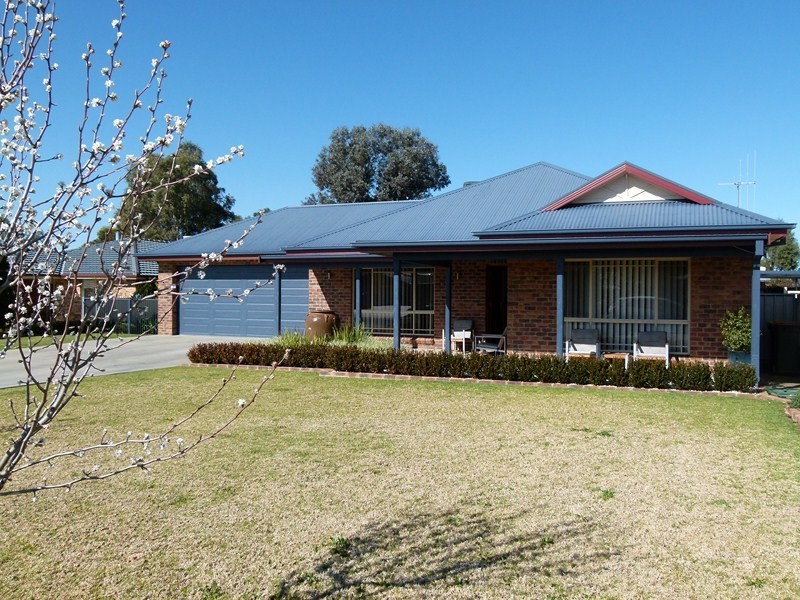 3 McMillan Place, Forbes NSW 2871