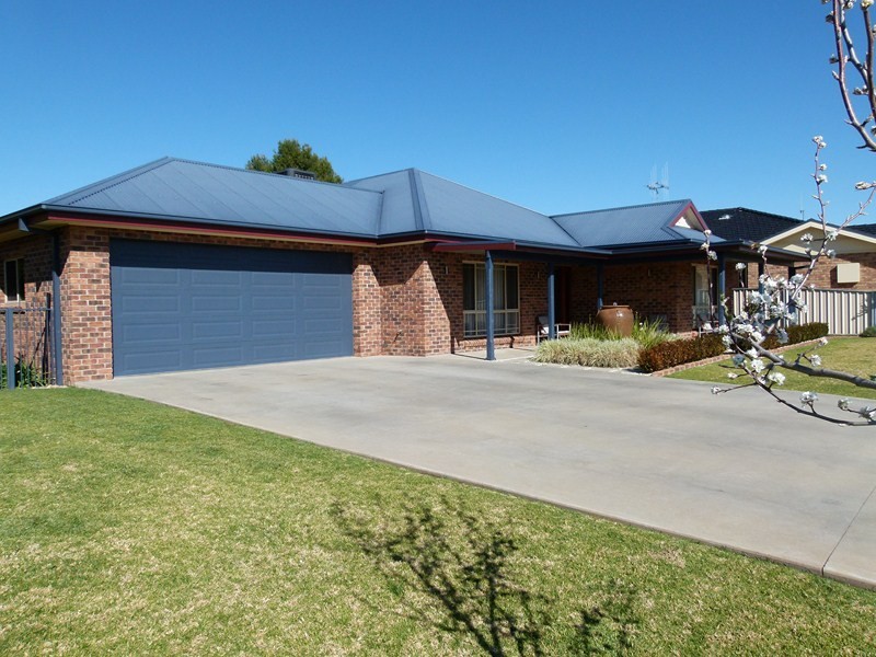 3 McMillan Place, Forbes NSW 2871