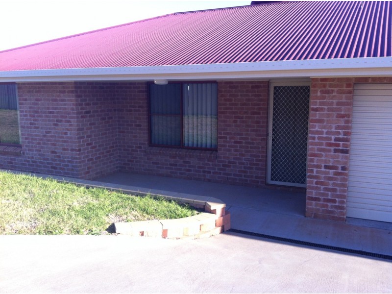 2/9 Basil Ave, Parkes NSW 2870