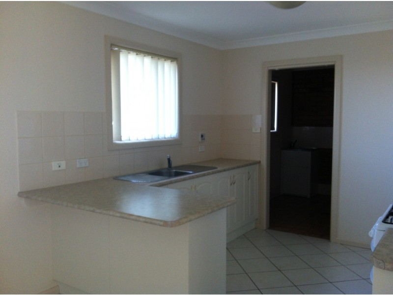 2/9 Basil Ave, Parkes NSW 2870