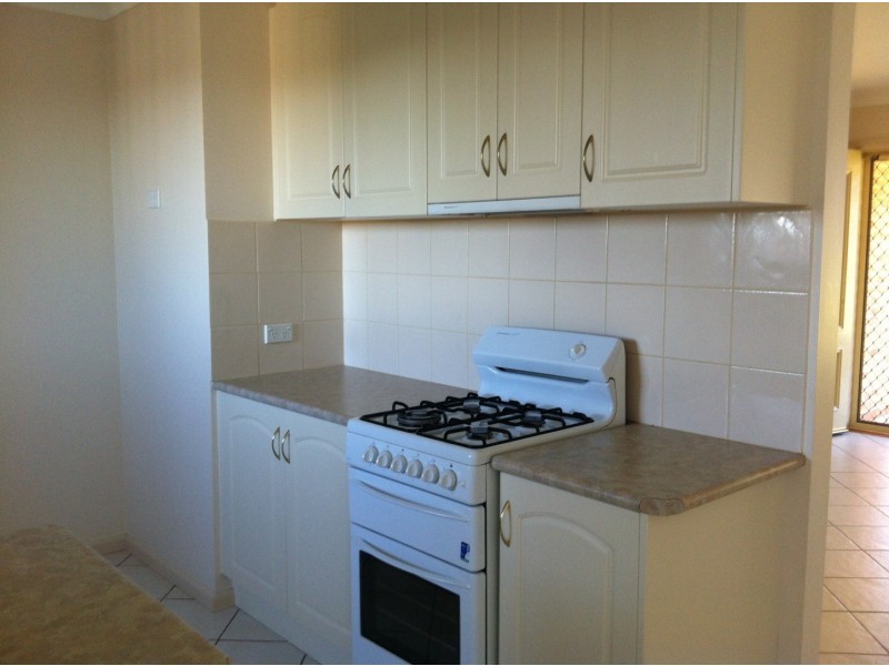 2/9 Basil Ave, Parkes NSW 2870