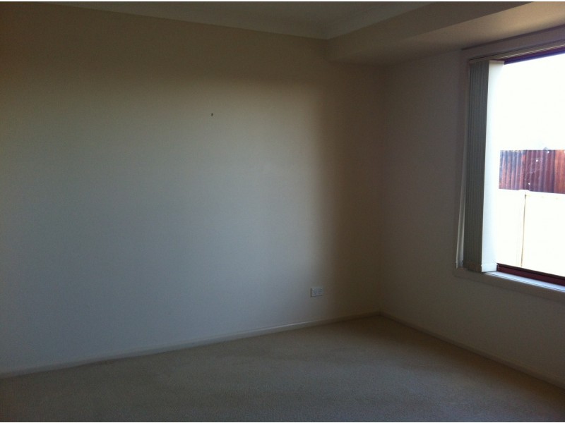 2/9 Basil Ave, Parkes NSW 2870