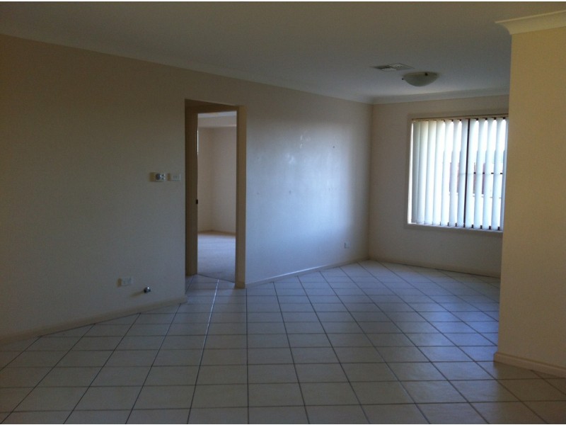 2/9 Basil Ave, Parkes NSW 2870