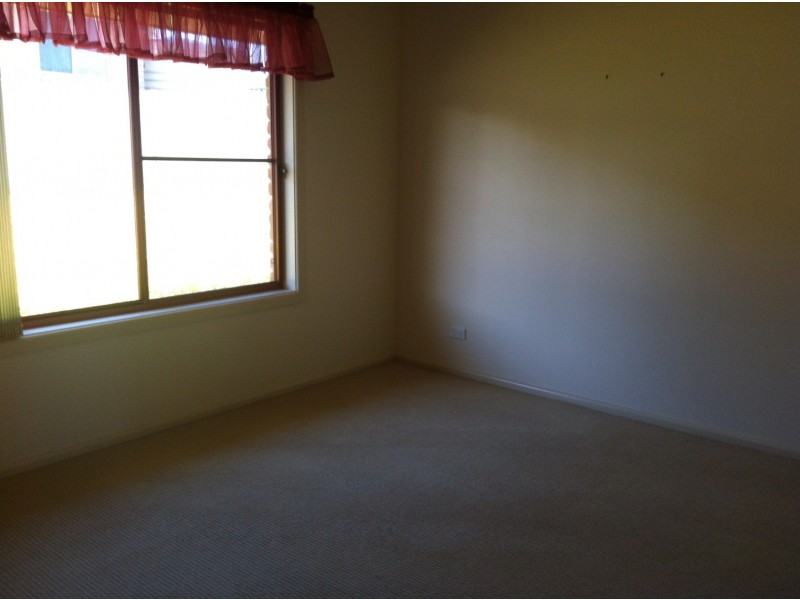 2/9 Basil Ave, Parkes NSW 2870