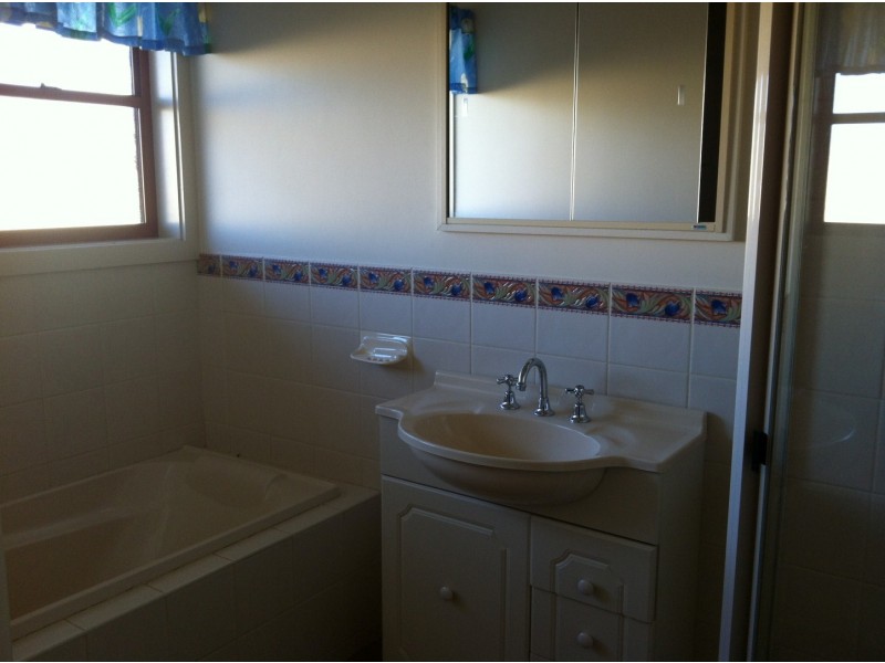 2/9 Basil Ave, Parkes NSW 2870