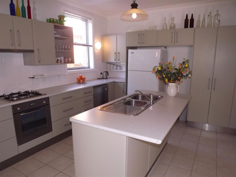 54 Orange Street, Parkes NSW 2870