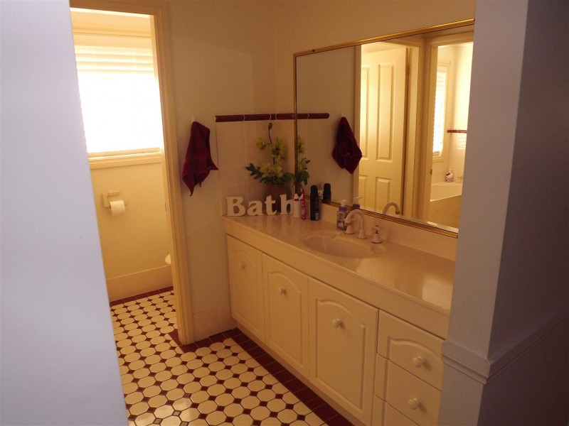 14 Christina Close, Parkes NSW 2870