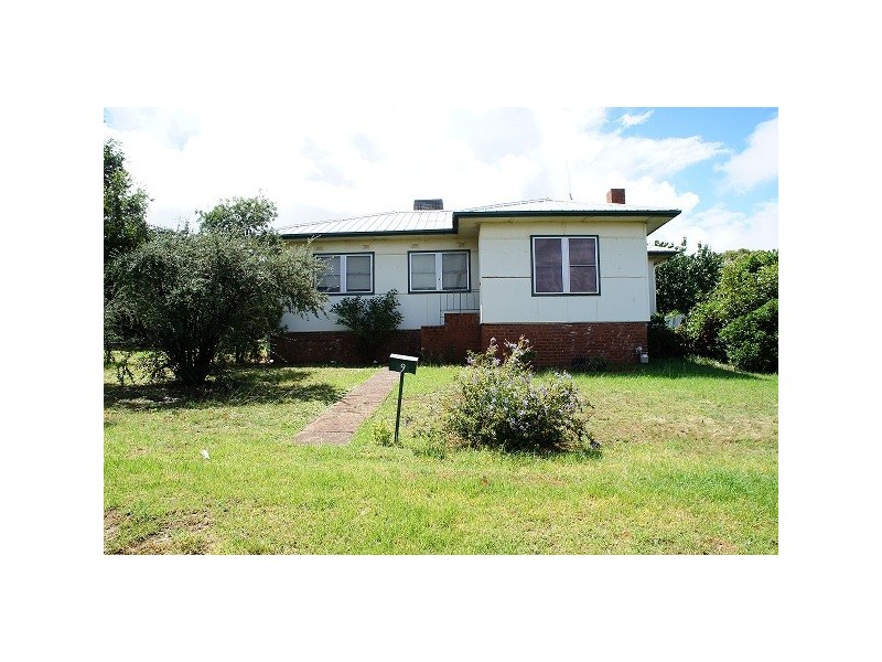 9 CHARLES RIGG AVE, Parkes NSW 2870
