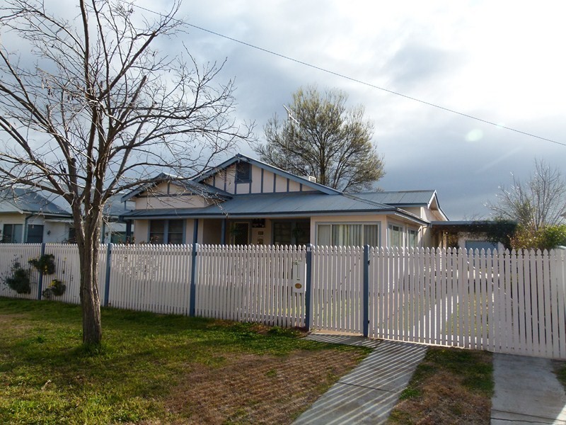 10 Bartley Street, Forbes NSW 2871