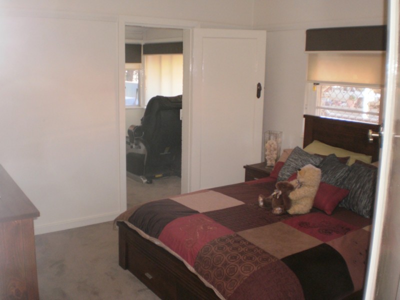 64 Orange Street, Parkes NSW 2870