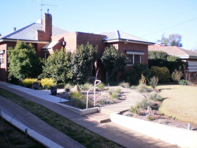 64 Orange Street, Parkes NSW 2870