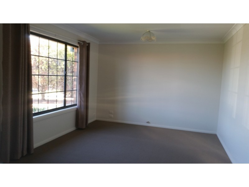 10 Ebelina Crescent, Parkes NSW 2870
