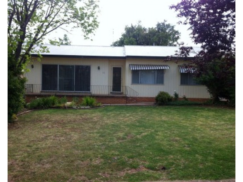 11 Carrington Street, Parkes NSW 2870