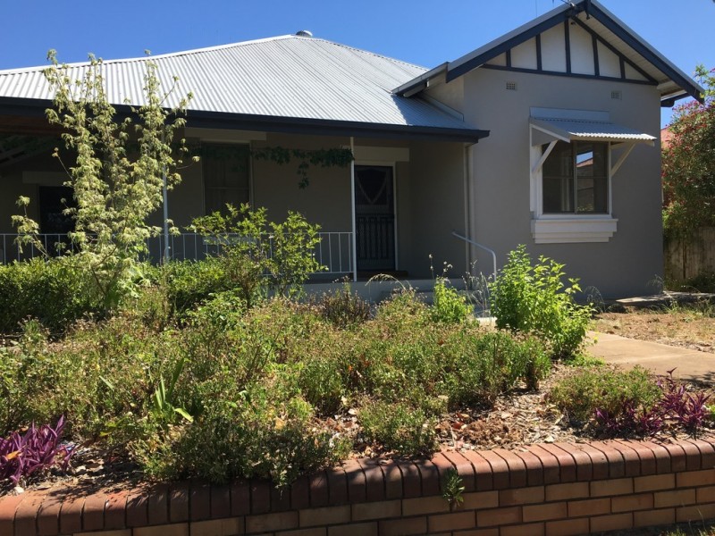 54 Orange Street, Parkes NSW 2870