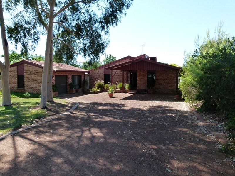5 elm place, Forbes NSW 2871