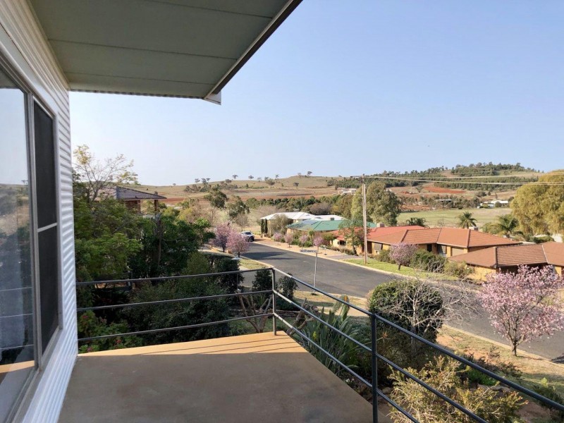 8 Panorama Crescent, Parkes NSW 2870