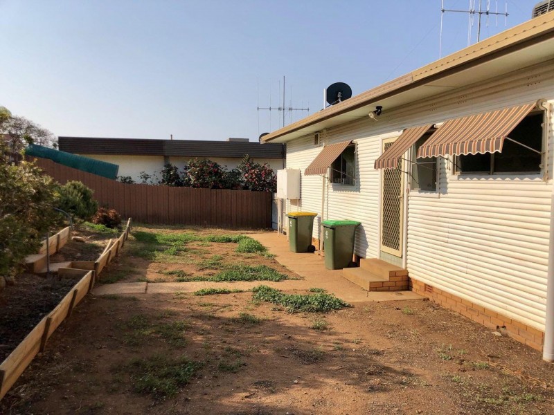 8 Panorama Crescent, Parkes NSW 2870