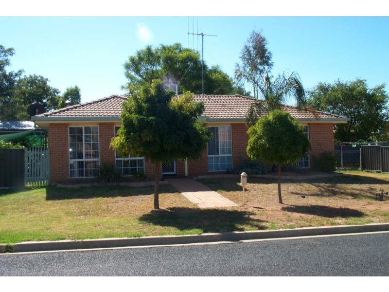 2 Ebelina Crescent, Parkes NSW 2870