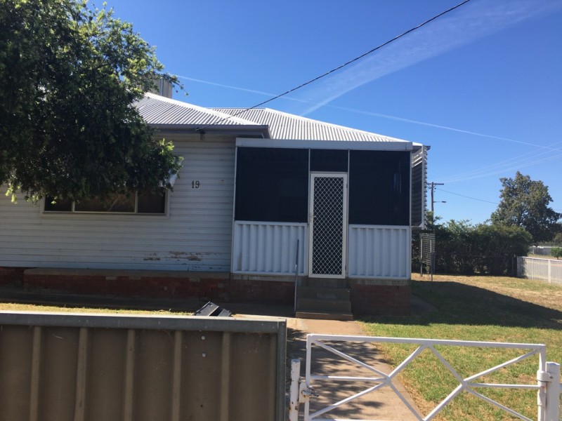 19 Mingelo Street, Peak Hill NSW 2869