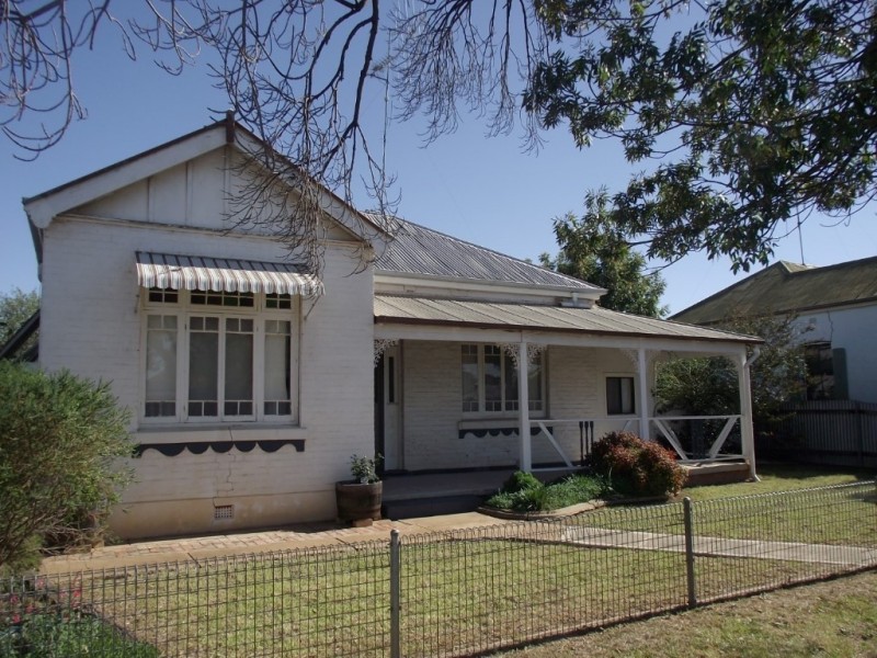 6 Close Street, Parkes NSW 2870