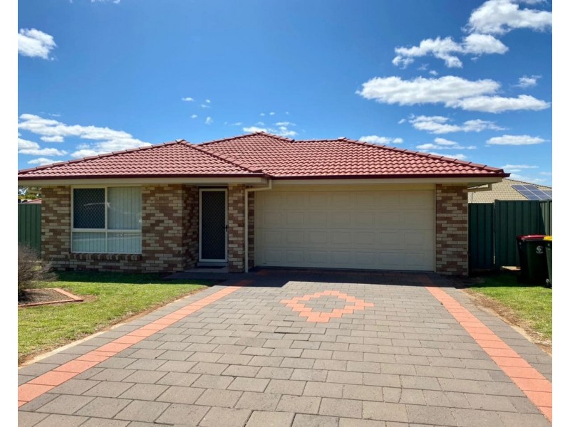 5 Rex Aubrey Place, Parkes NSW 2870
