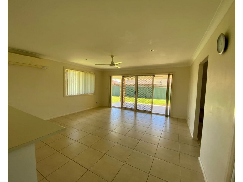 5 Rex Aubrey Place, Parkes NSW 2870