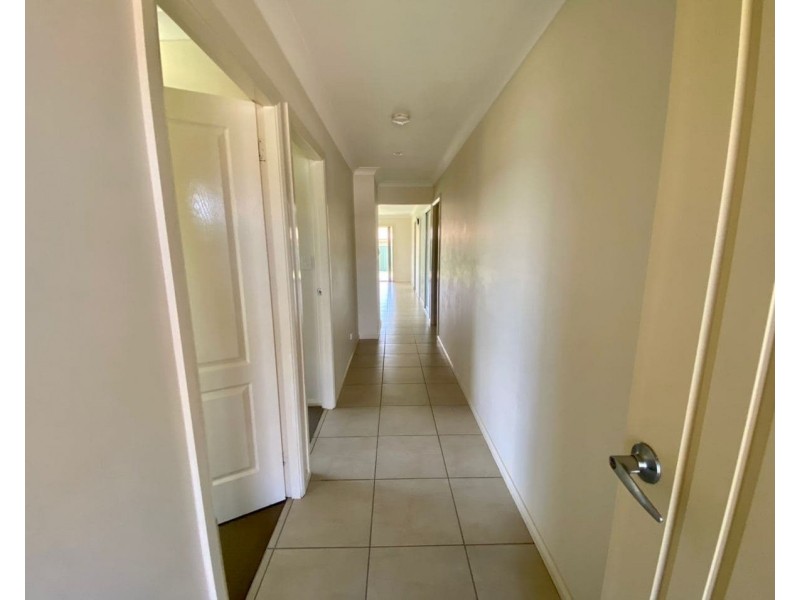 5 Rex Aubrey Place, Parkes NSW 2870