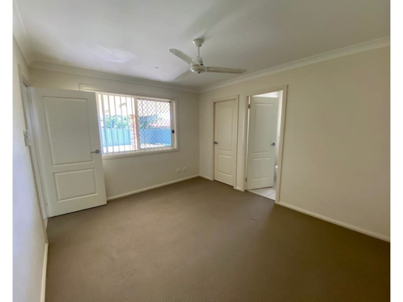 5 Rex Aubrey Place, Parkes NSW 2870