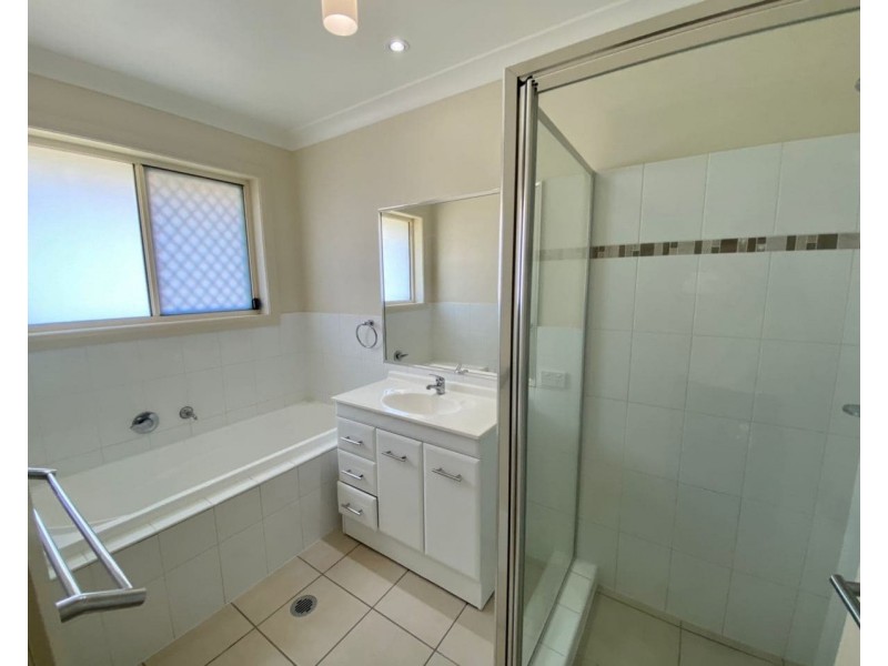 5 Rex Aubrey Place, Parkes NSW 2870