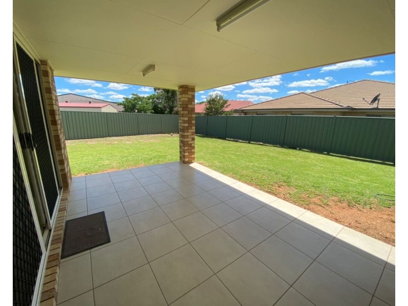 5 Rex Aubrey Place, Parkes NSW 2870