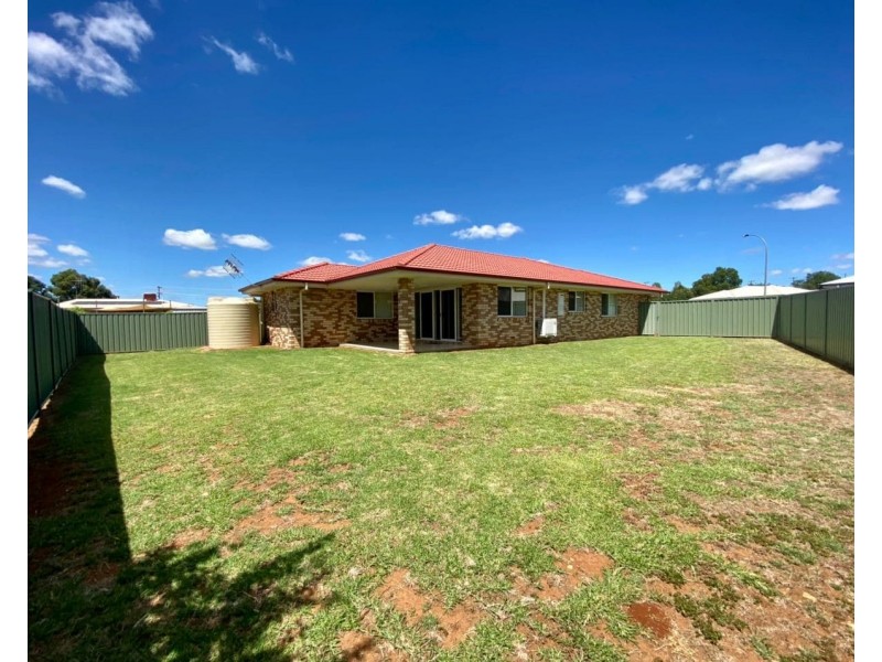 5 Rex Aubrey Place, Parkes NSW 2870