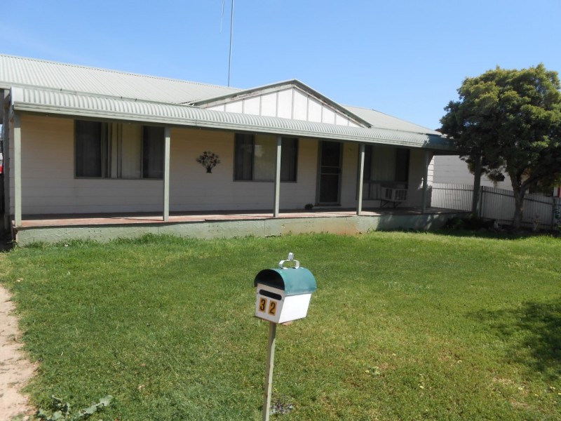 32 Lawson Street, Parkes NSW 2870