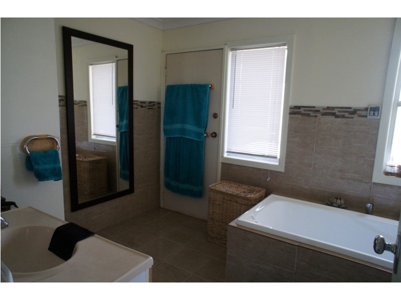 4 Porter Street, Parkes NSW 2870