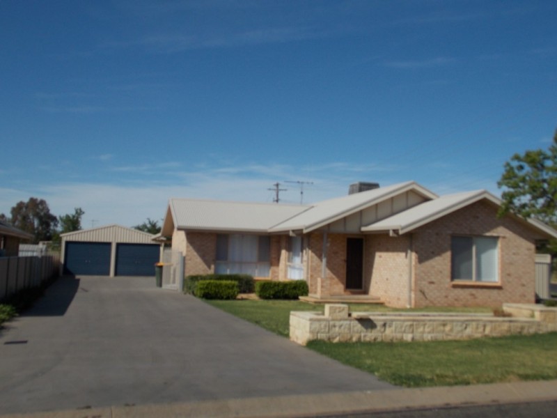 2 Noonan Street, Parkes NSW 2870