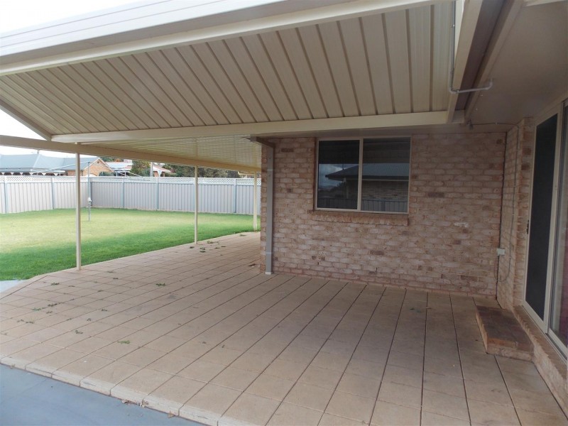 2 Noonan Street, Parkes NSW 2870