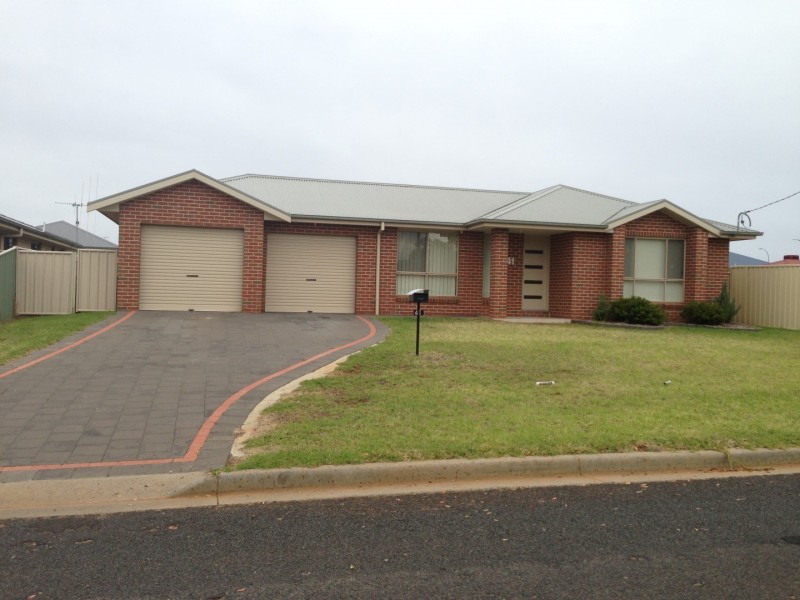 41 Best Street, Parkes NSW 2870
