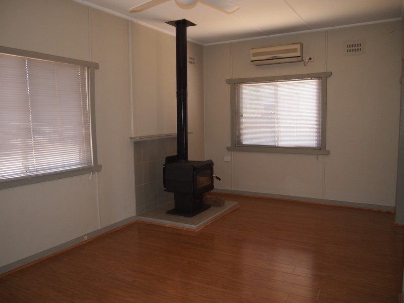 8 Hughes Street, Condobolin NSW 2877