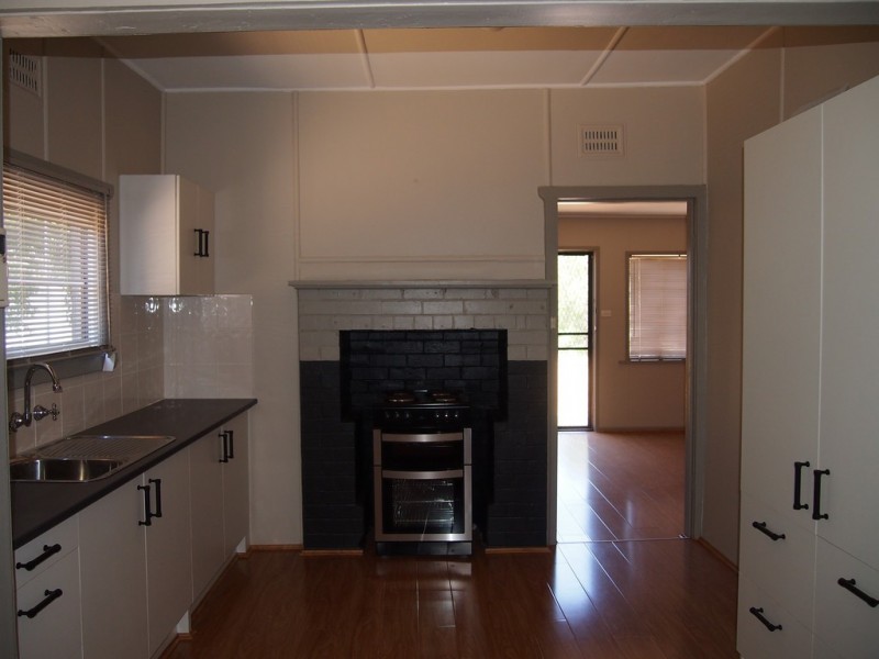 8 Hughes Street, Condobolin NSW 2877