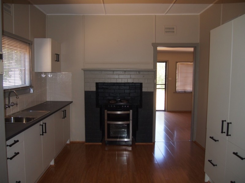 8 Hughes Street, Condobolin NSW 2877