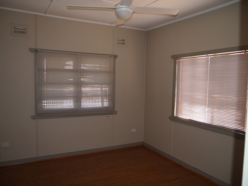 8 Hughes Street, Condobolin NSW 2877