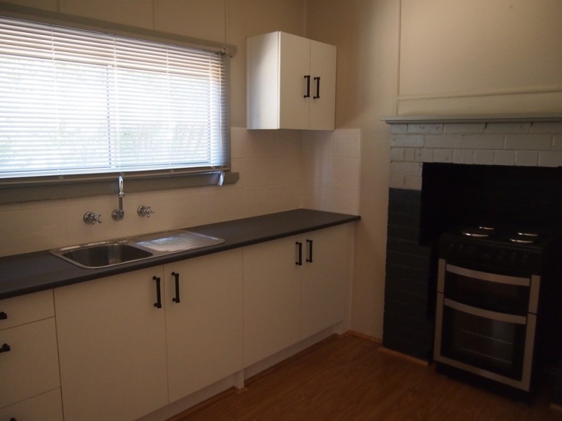 8 Hughes Street, Condobolin NSW 2877