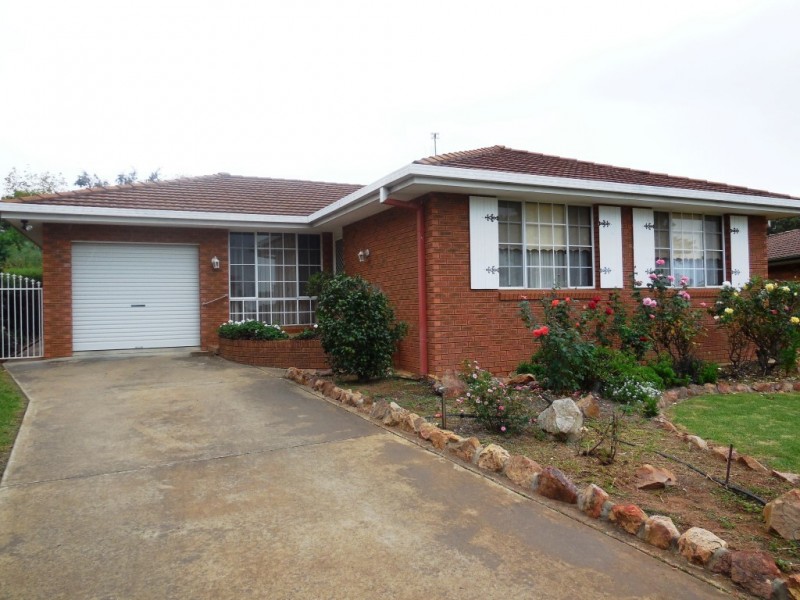 12 Bowditch Crs, Parkes NSW 2870