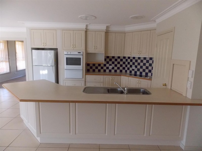 20 Arana Place, Parkes NSW 2870