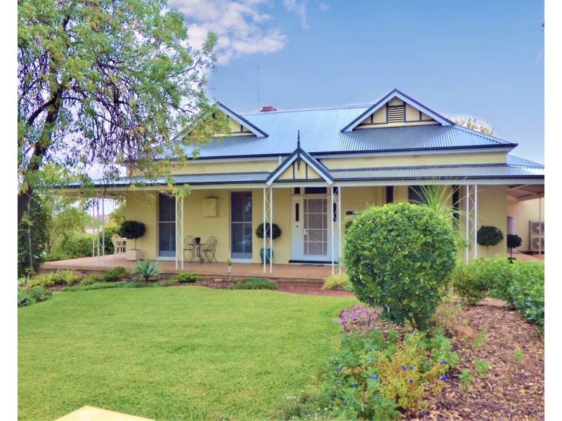 18 East Street, Parkes NSW 2870